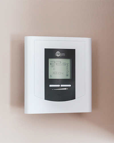 Imagen de un termostato para controlar la aerotermia