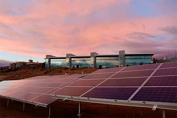 Imagen de un edificio con placas solares