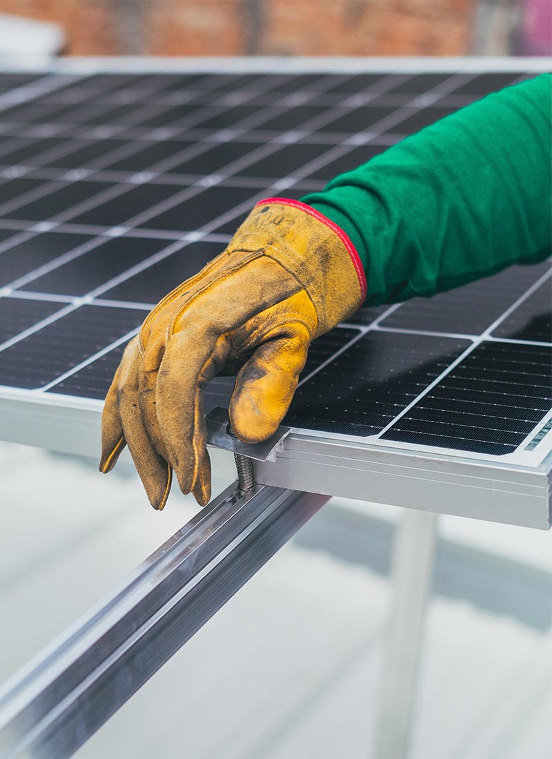 Imagen de un trabajador instalando placa solar