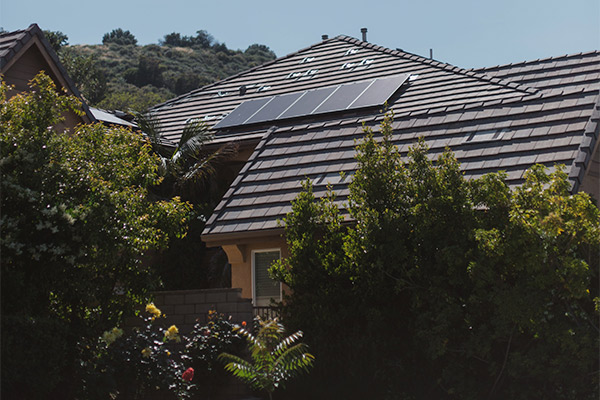 Imagen de una casa con instalación de paneles solares