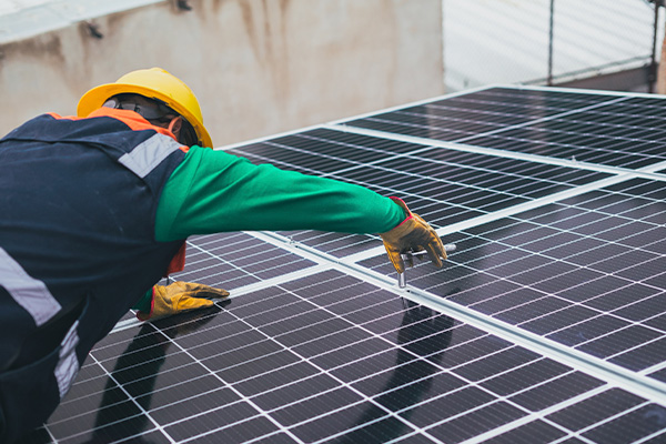 Image de una persona instalando una placa solar